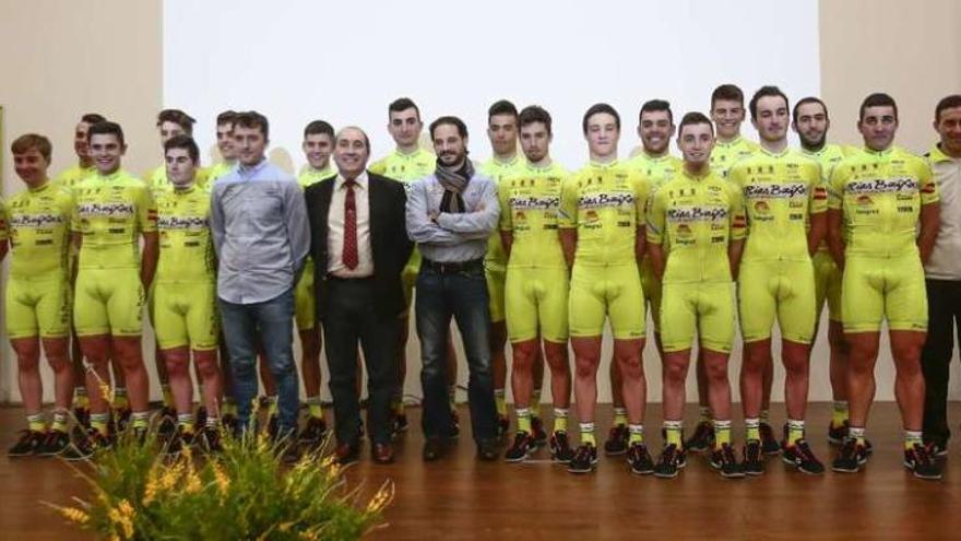 Los miembros del Rías Baixas posan durante la presentación del equipo. // Adrián Irago