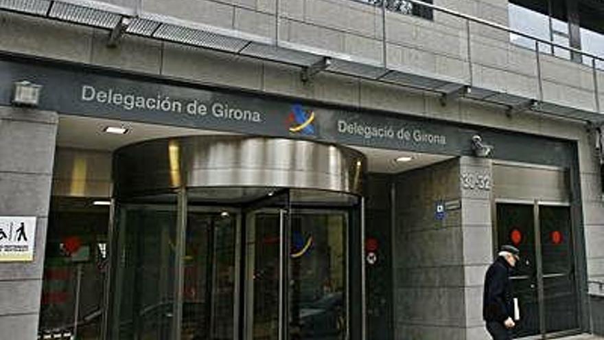 Entrada de l&#039;edifici que acull la delegació d&#039;Hisenda a Girona.