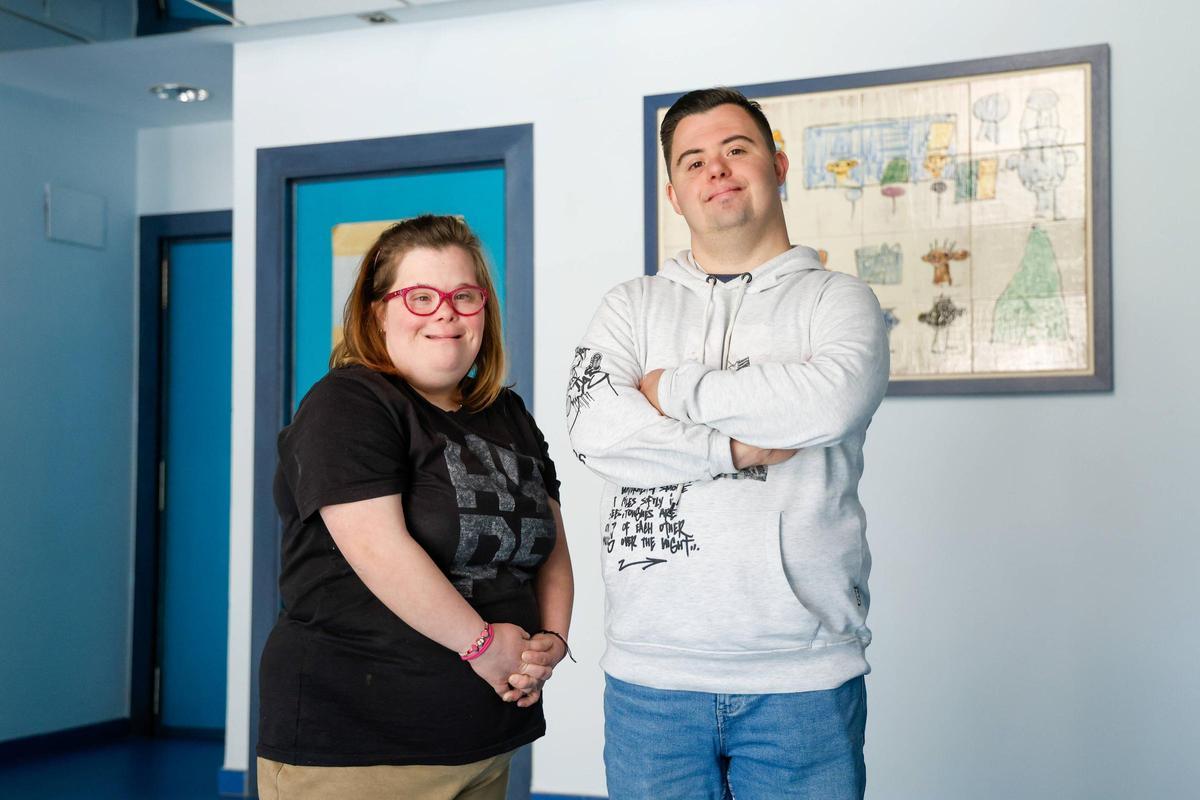 Marina Pérez y Sergios Crespo, usuarios de Down Córdoba, que trabajarán este fin de semana como azafatos.