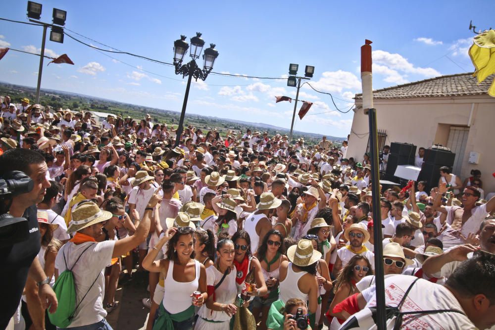 La ermita de San Roque congrega a decenas de personas para comenzar los festejos patronales y de Moros y Cristianos