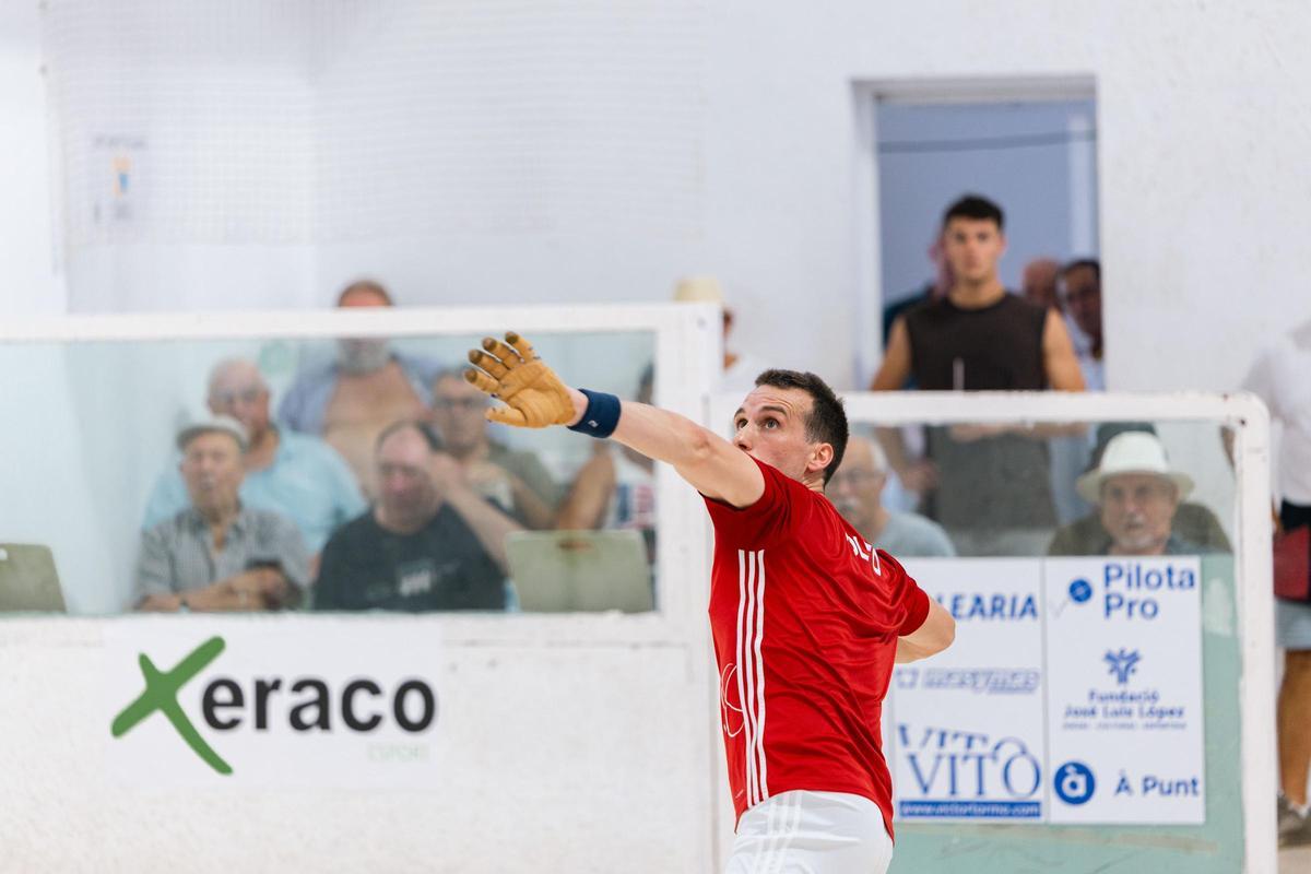Moltó prepara la volea.