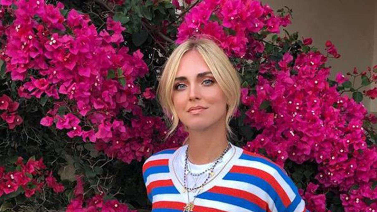 Chiara Ferragni con shorts blancos y sudadera de rayas