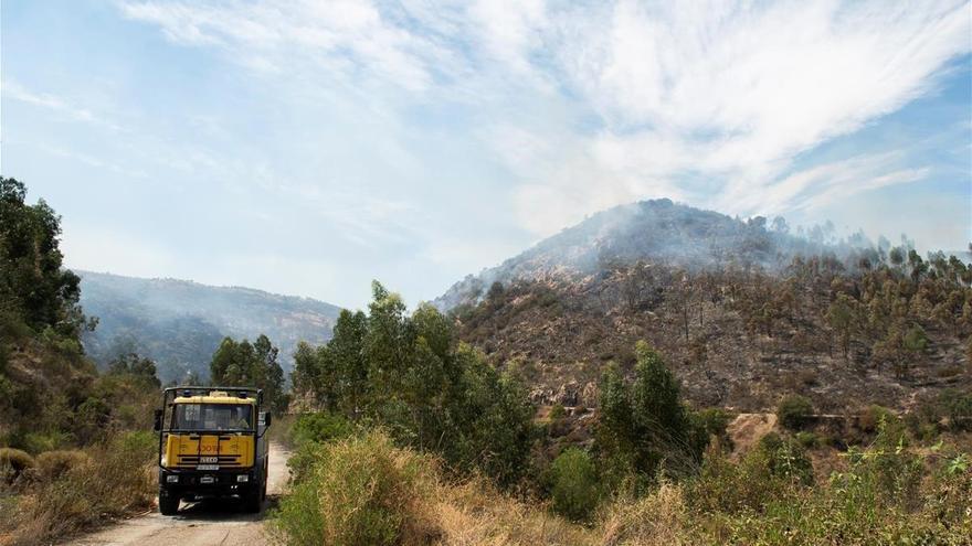 Los bomberos logran estabilizar el incendio de Huelva tras cuatro días sin control