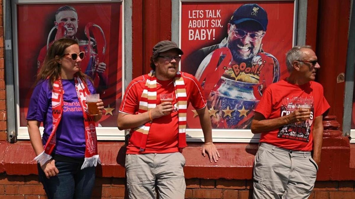 Los aficionados del Liverpool celebraron ayer el título de la Premier League.