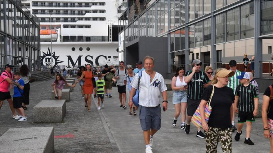 Turistas en el entorno del puerto de A Coruña.   | // VÍCTOR ECHAVE