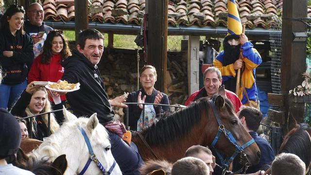 «Cachali», a caballo, durante la fiesta del aguinaldo, junto al guirria y varios vecinos.