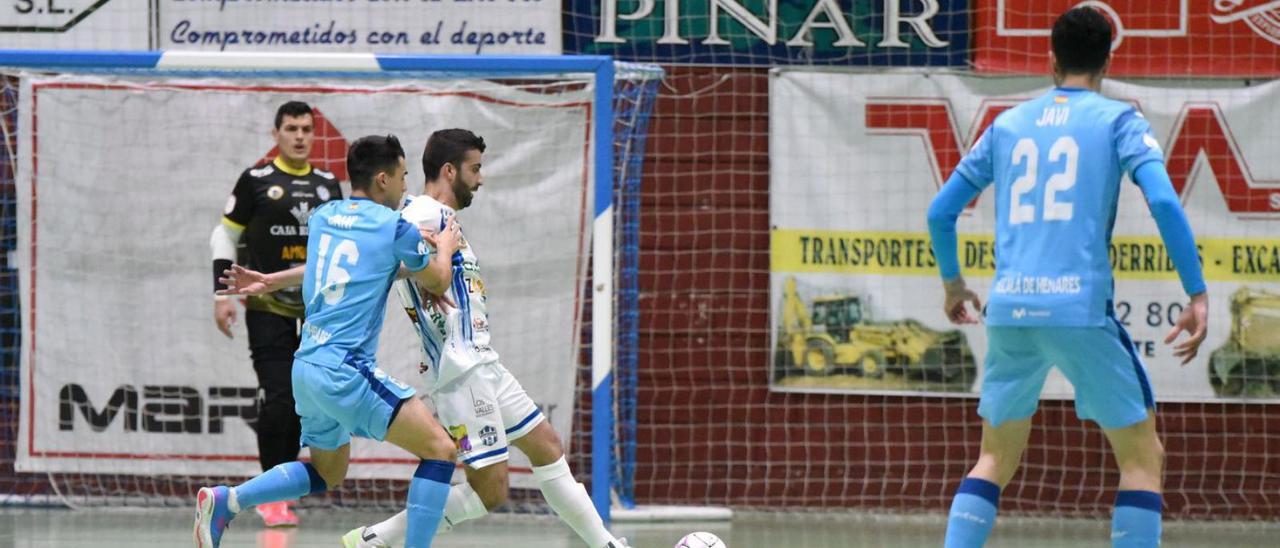 Un jugador del Caja Rural Atlético Benavente realiza un pase ante la presión de un jugador del Movistar Inter “B”.