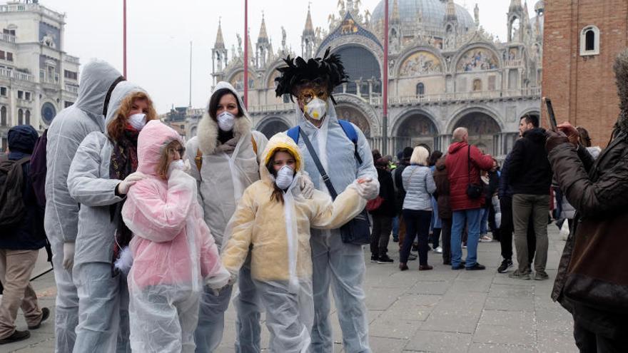 Turistes protegits amb mascaretes i vestits especials a Venècia.