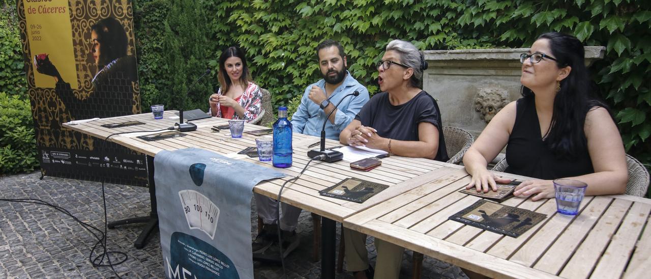 El equipo de ‘Menina, soy una puta obra de Velázquez’, este martes, junto a la directora del festival Clásico.