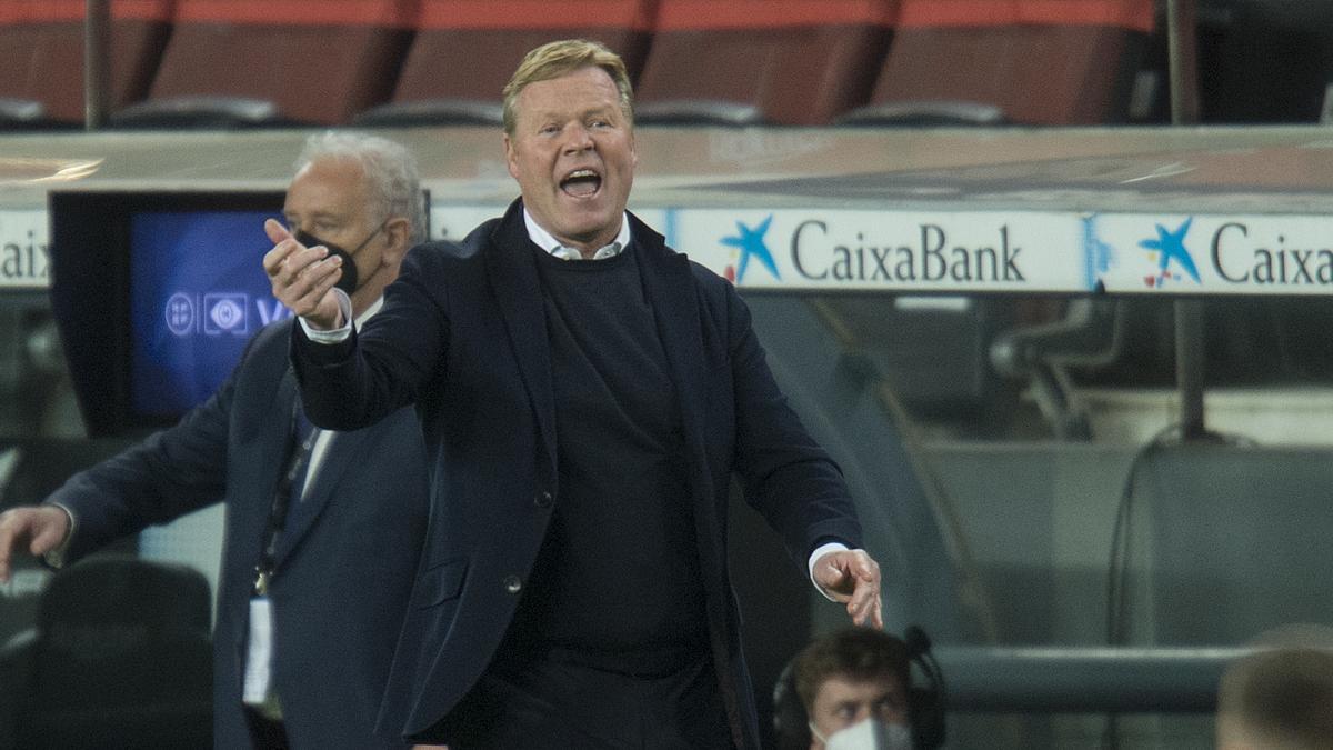 Ronald Koeman gesticula desde el banquillo