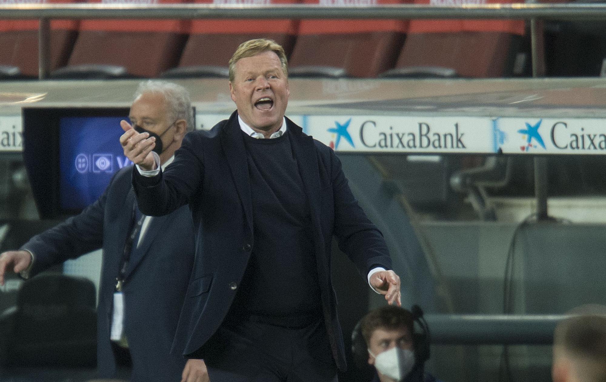 Ronald Koeman gesticula desde el banquillo