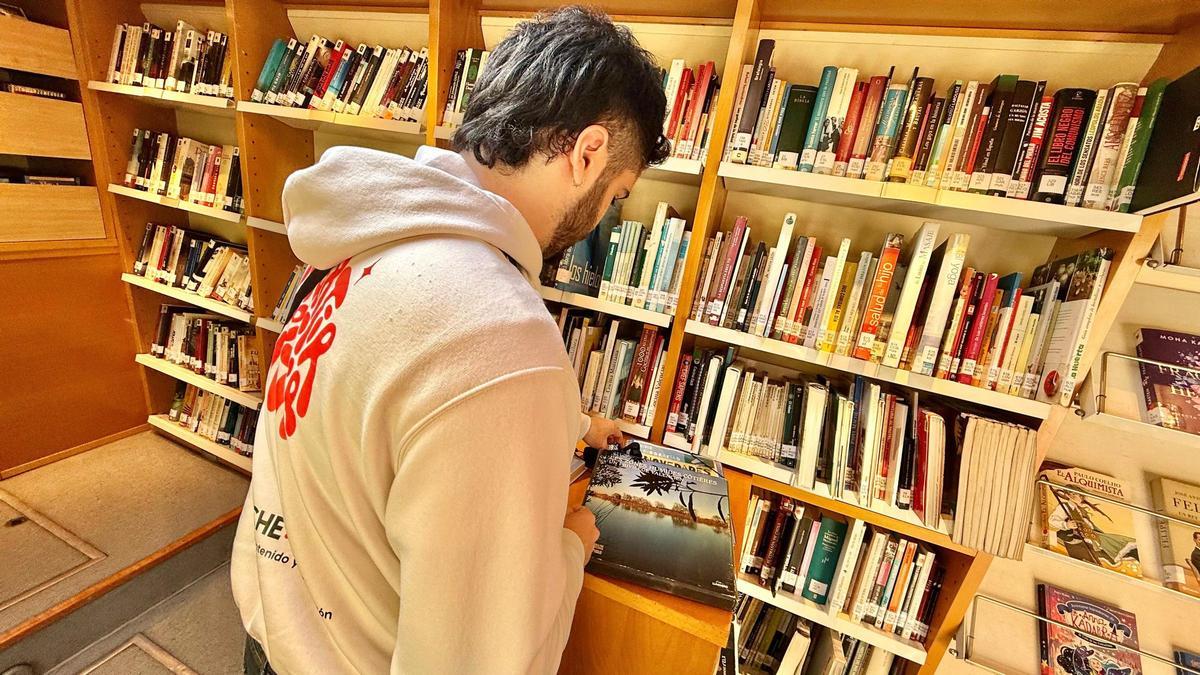 Uno de los usuarios del bibliobús de Elche