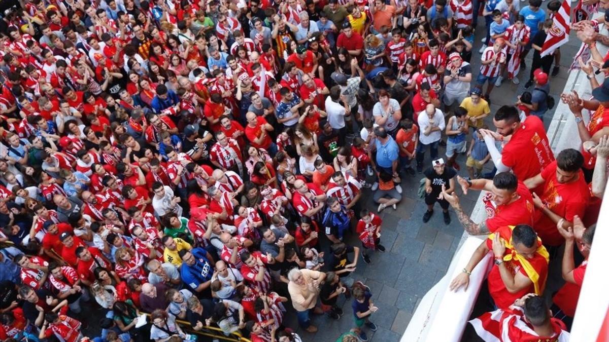 Los jugadores, en el balcón del Ayuntamiento de Girona, aclamados.