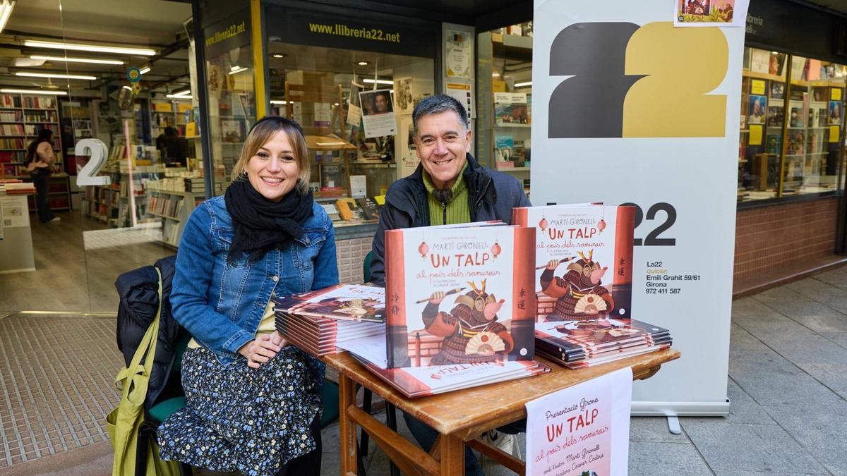 Coaner Codina i Martí Gironell a l'exterior de la Llibreria 22 de Girona.