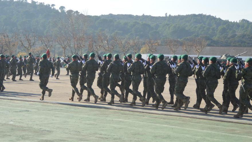 Una parada militar a la base de Sant Climent Sescebes.