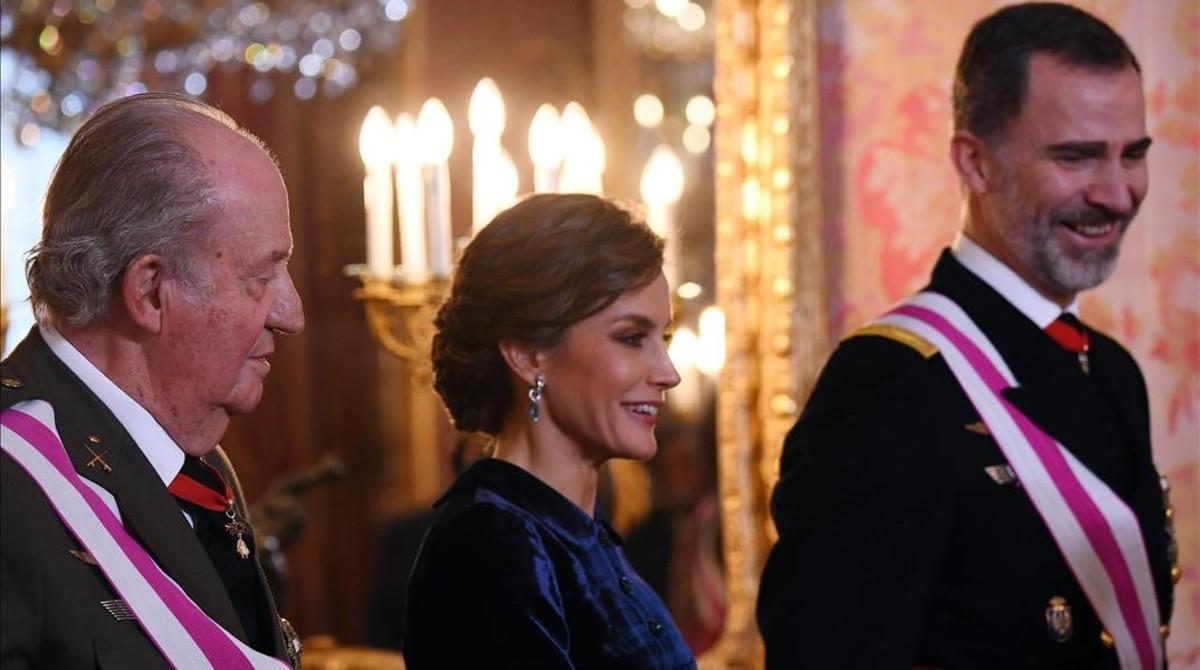 Juan Carlos I, la reina Letizia y Felipe VI durante la celebración de la Pascua Militar.