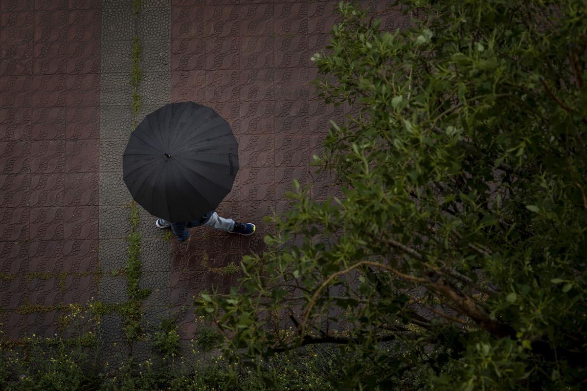 Una persona camina por una calle de Zaragoza este pasado domingo