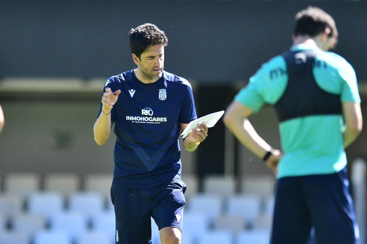 Íñigo Vélez revisa sus notas durante un entrenamiento