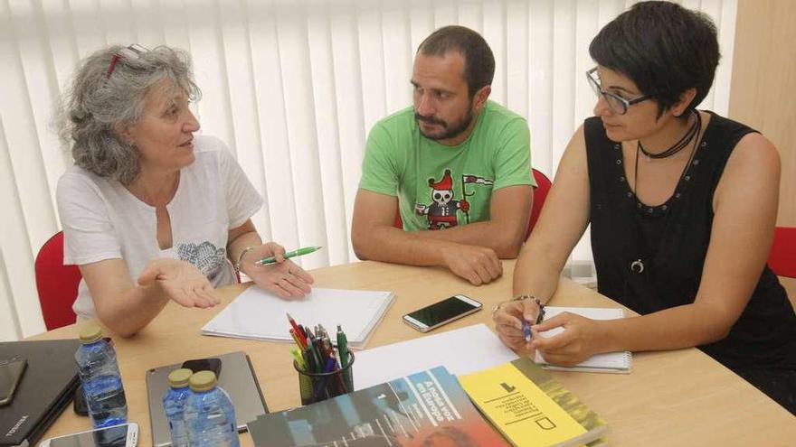 Lidia Senra, Carlos Barros e Isabel Moares, en la reunión celebrada en la tarde de ayer. // Xoán Álvarez