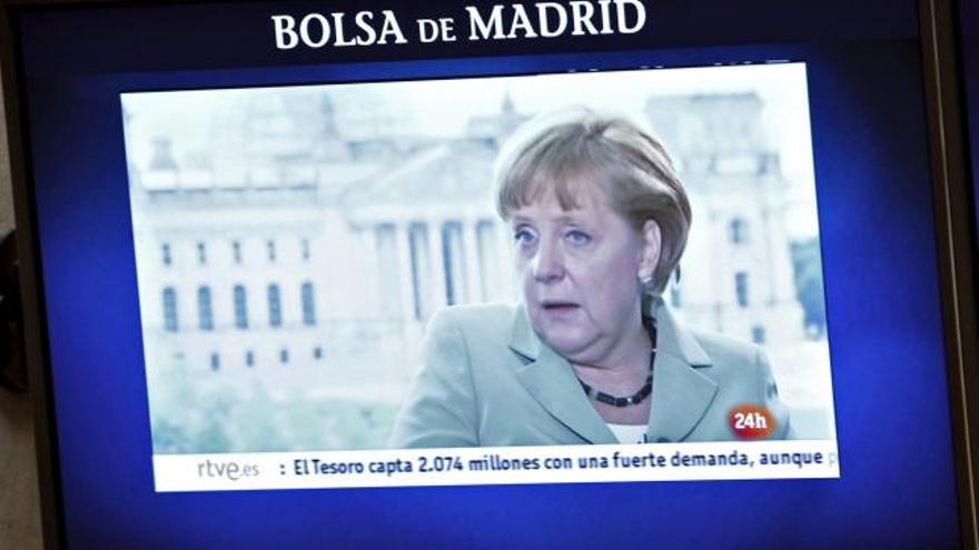 Una pantalla mostraba la imagen de la canciller alemana Angela Merkel el pasado jueves en la Bolsa de Madrid