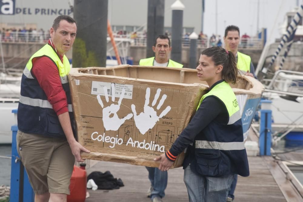 Botadura de chalanas de cartón en Marina Yates, en Gijón