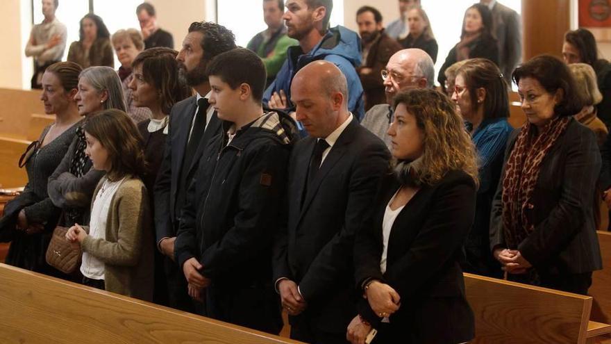 Los hijos y nietos de María Teresa Almunia, en primer término, durante el rito exequial en el tanatorio. En segunda fila, su hermano Joaquín.