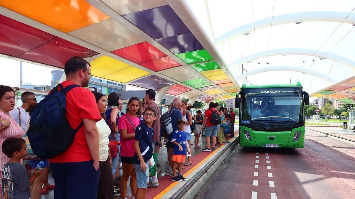 El TRAM llega a la parada de la avenida del Mar.