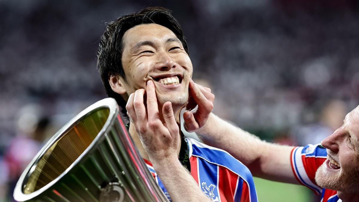 Daichi Kamada celebra el título de Conference League