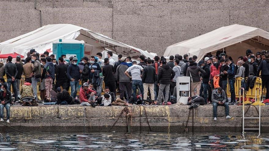 Desalojados los últimos migrantes del muelle de Arguineguín