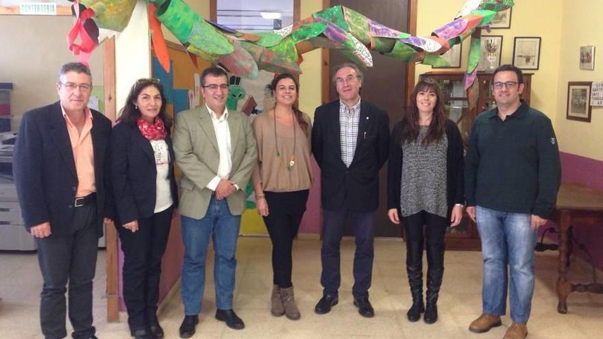 El conseller con los representantes del CEIP Bartomeu Ordinas.