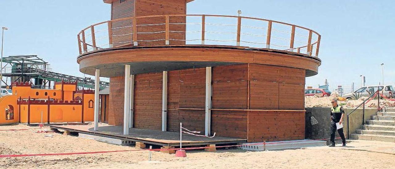 Imagen del chiringuito levantado en la playa de El Acequión en los últimos días.