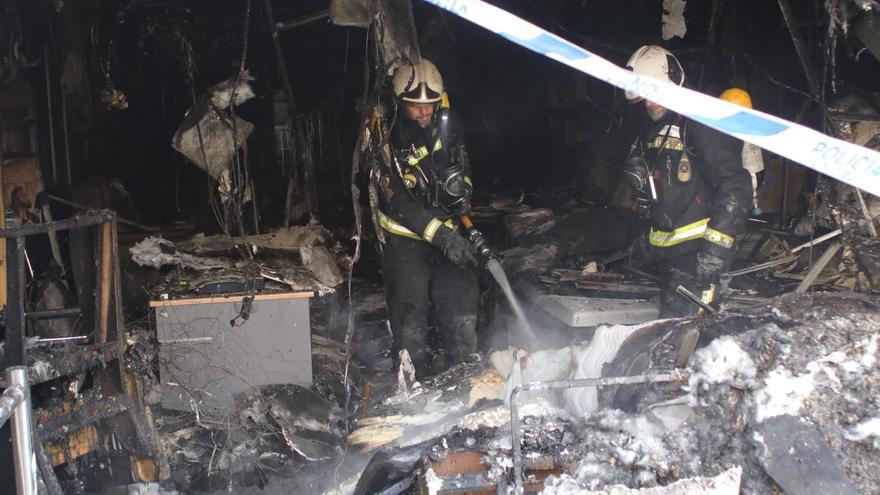 Un incendio calcina una tienda de colchones en Santa Rosa