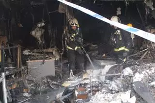 Investigan como provocado el incendio de Santa Rosa que ha arrasado una tienda de colchones