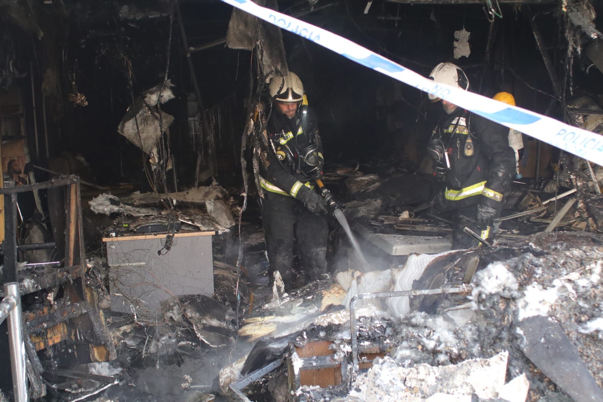Un incendio calcina una tienda de colchones en Santa Rosa