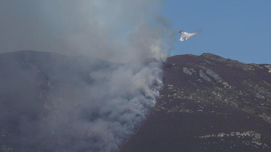 Investigan a un vecino de Valdés como autor de los incendios forestales de abril