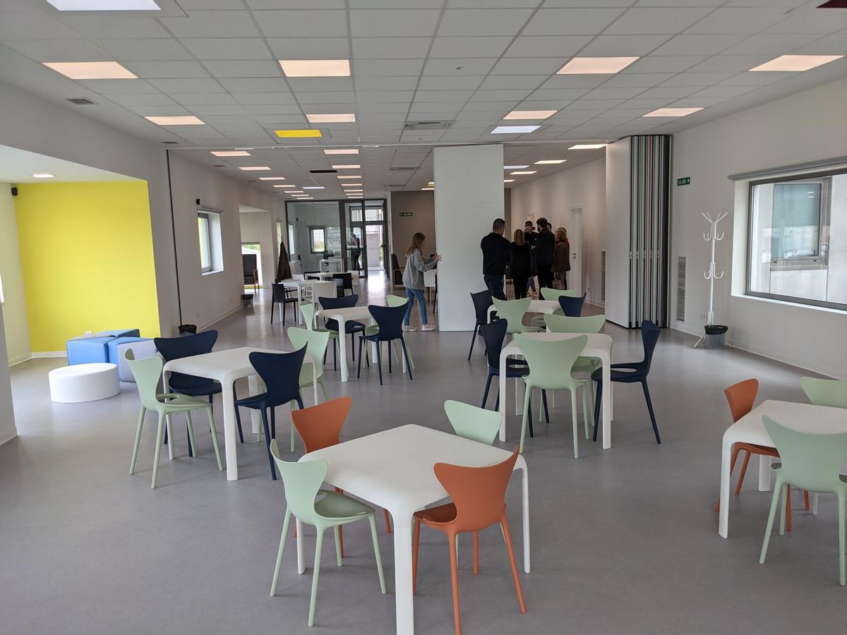Interior de la planta baja del centro Meicende Concilia, con espacios para niños y mayores.