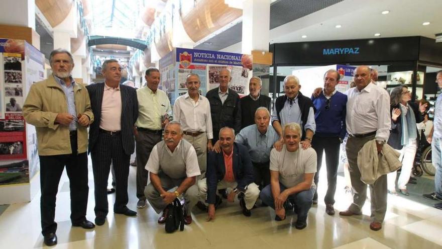Los integrantes del Club Deportivo Ourense que ganó todos los partidos de la liga 1967-1968 posan ante la exposición que recuerda la proeza, ayer en Ponte Vella.