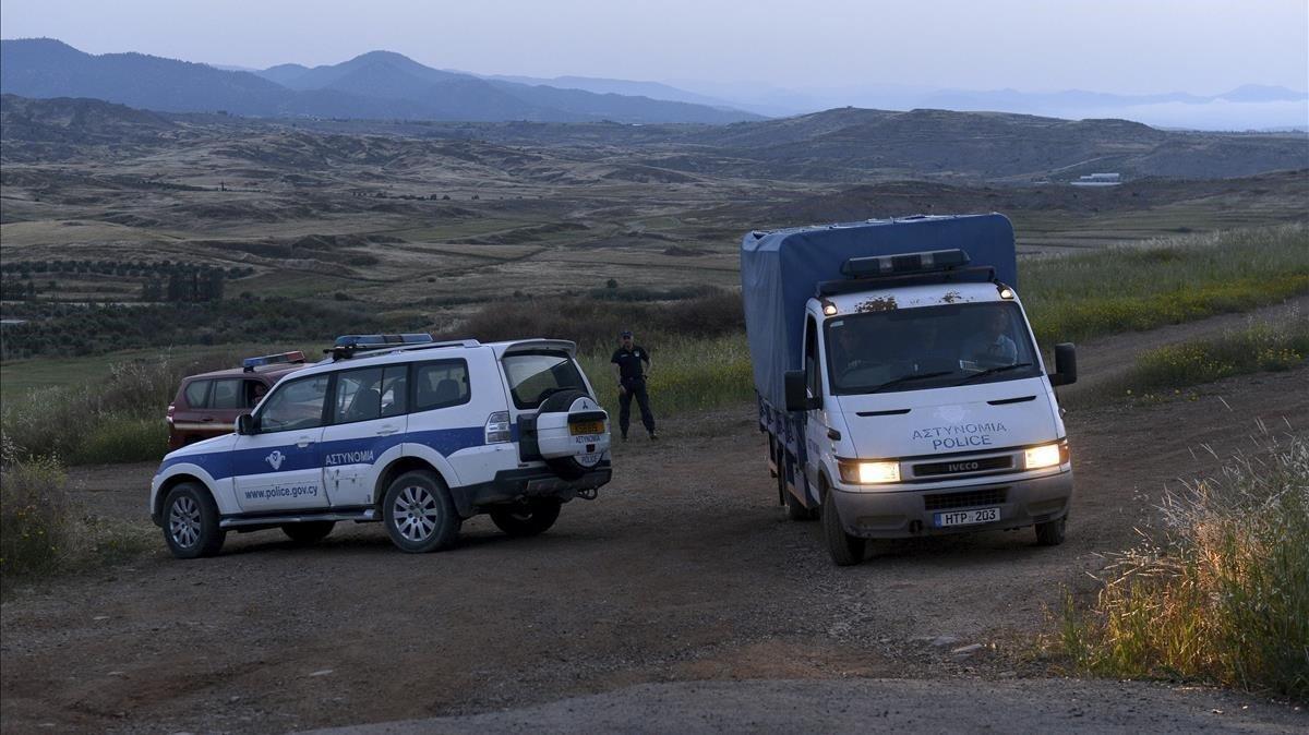 zentauroepp47895788 a police truck carries a body found after cypriot investigat190426123603