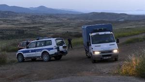 Agentes de policía en la localidad de Orounta, cerca de Nicosia, donde se ha encontrado el cuerpo sin vida de una de las víctimas.