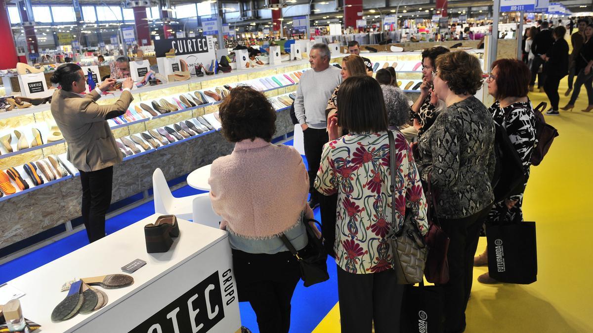 Visitantes en un stand de plantillas para calzado en Futurmoda.