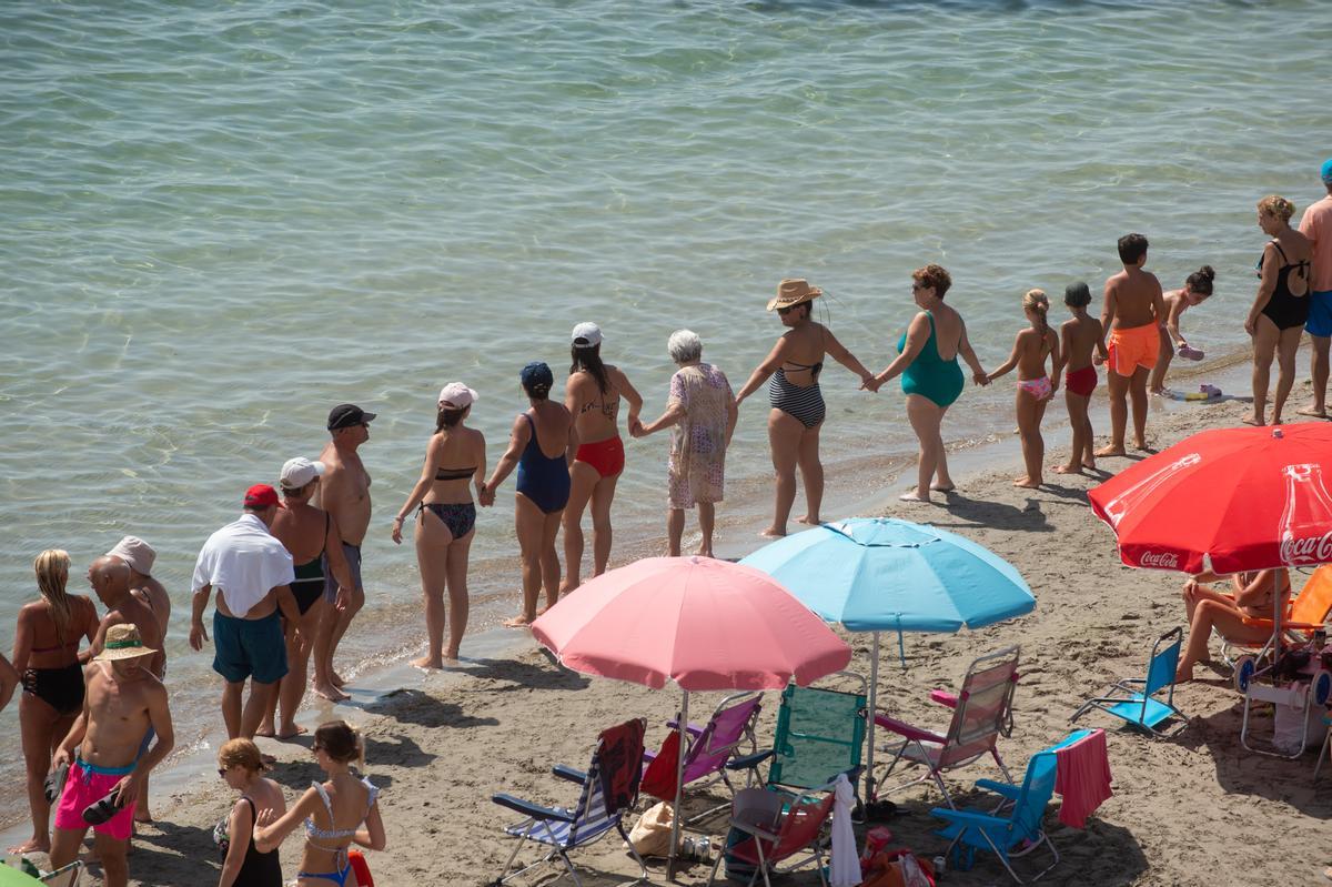 Murcia abraza al Mar Menor para reclamar su recuperación