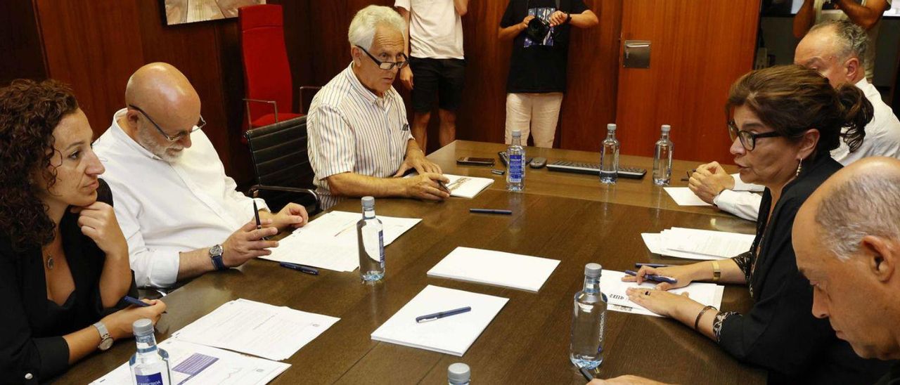 Representantes de Marín, Bueu, Poio y Pontevedra, en la reunión de ayer sobre el agua. | // PABLO HERNÁNDEZ