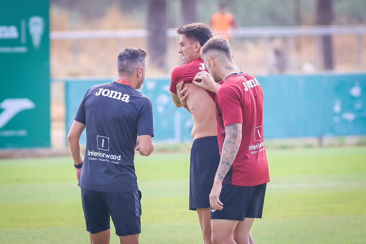 Ania y Casas atienden a Martínez tras el picotazo de una avispa, en el entrenamiento de este sábado.