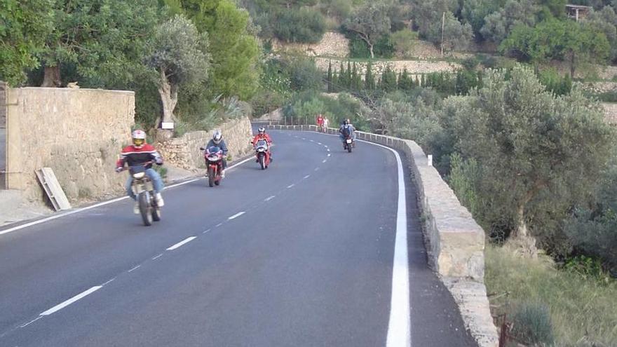 Motoristas en la Serra de Tramuntana.