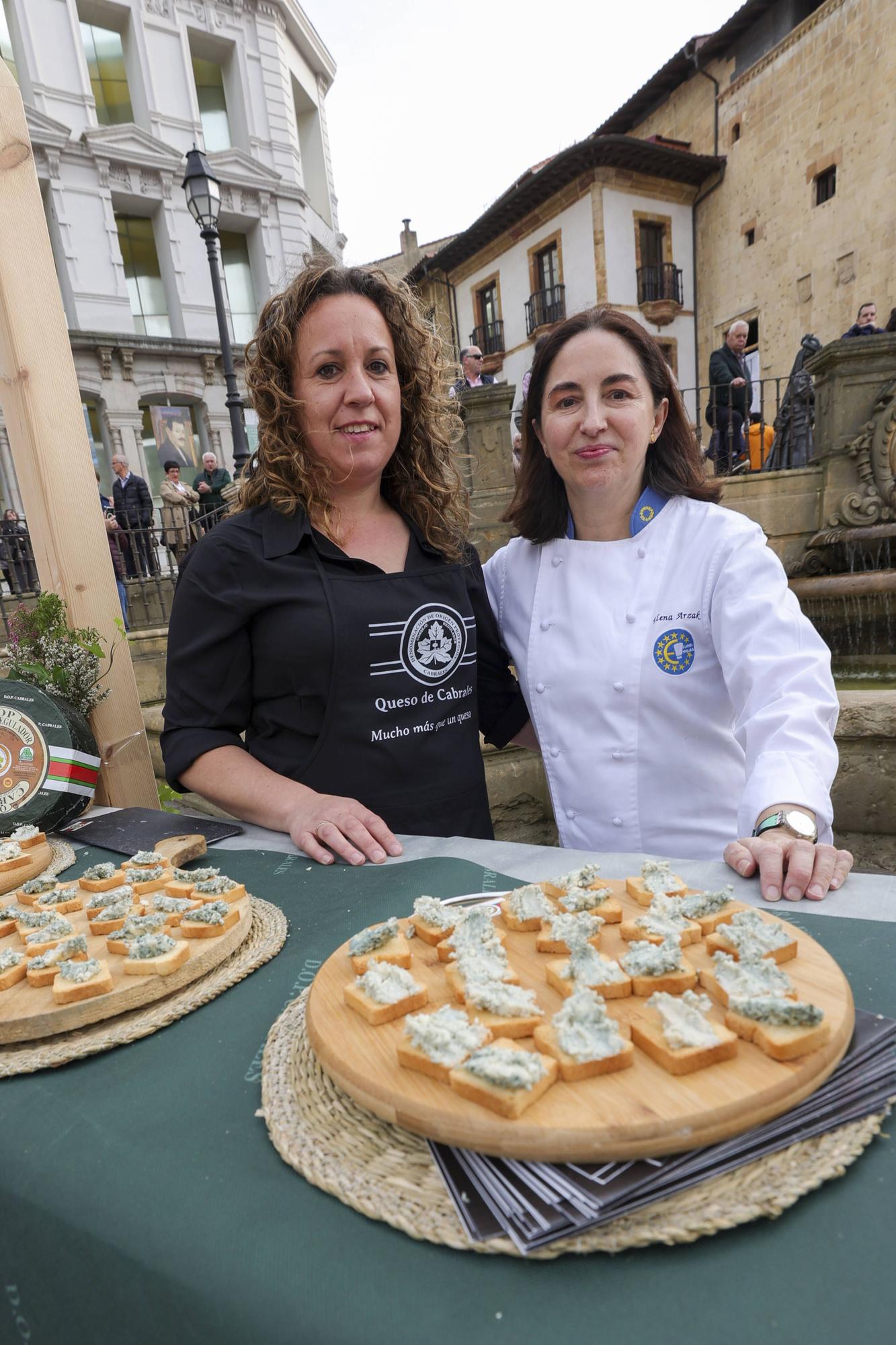 Así fue la cata de marcas asturianas de queso en la plaza de la Catedral 