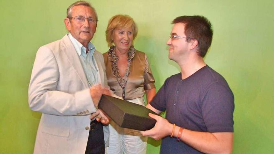 Benito Hermida recibe en 2011 un obsequio de las bodas de oro del Club San Miguel. // S. Alvarez