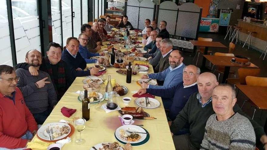 Mejilloneros de Cabo de Cruz y Boiro disfrutan de un cocido