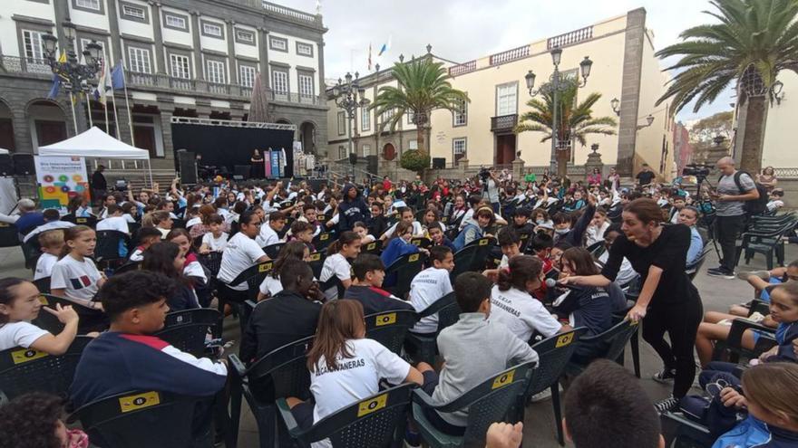 Los escolares en la plaza de Santa Ana, durante la puesta en escena de la obra.