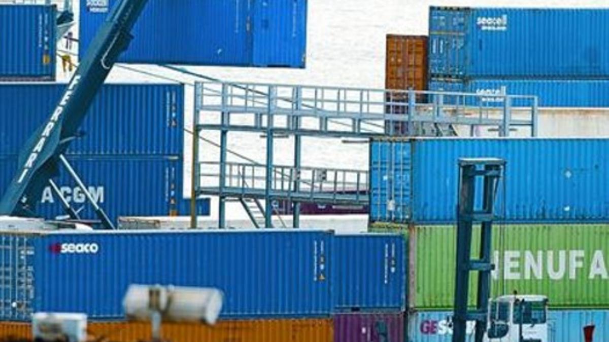 Exportaciones  8 Contenedores de mercancías en el puerto de Lisboa