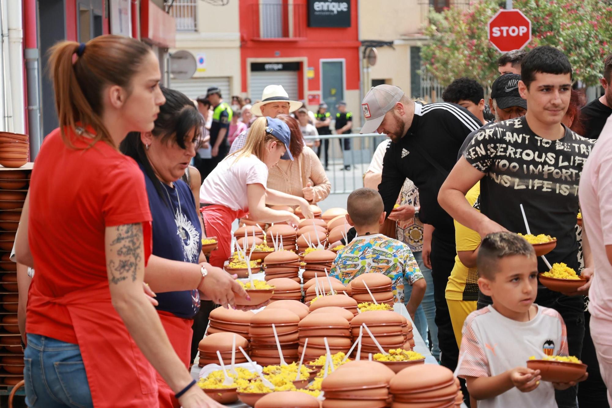 Galería del reparto de arroz de les 'calderes' en el día grande de las fiestas de Almassora